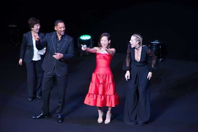 Margot Robbie (Left) with Will Smith (Right) & Karen Fukuhara (Middle).